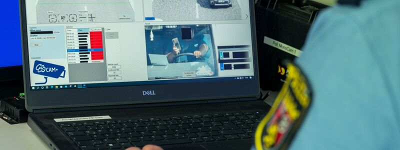 Künstliche Intelligenz kann erkennen, wenn Autofahrer ihr Handy in der Hand halten. (Archivbild)  - Foto: Harald Tittel/dpa