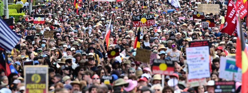 Traditionell protestieren am Nationalfeiertag Zehntausende gegen den «Invasion Day», wie sie den Tag nennen. - Foto: Dean Lewins/AAP/dpa