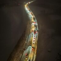 Bei Vlotho in NRW: Lastwagen schafften eine Steigung nicht, es hat sich ein Stau gebildet. - Foto: Christoph Reichwein/dpa