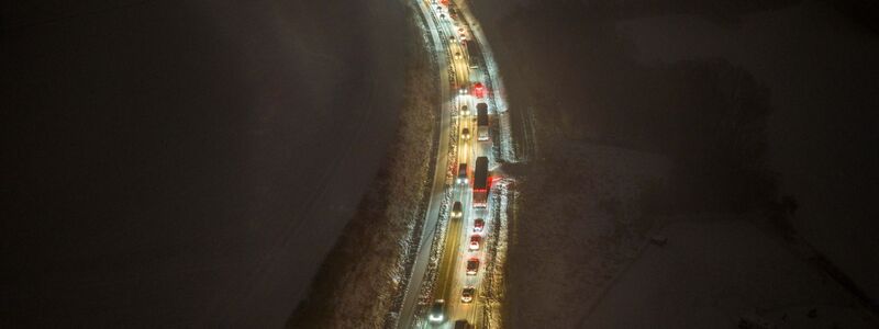 Bei Vlotho in NRW: Lastwagen schafften eine Steigung nicht, es hat sich ein Stau gebildet. - Foto: Christoph Reichwein/dpa