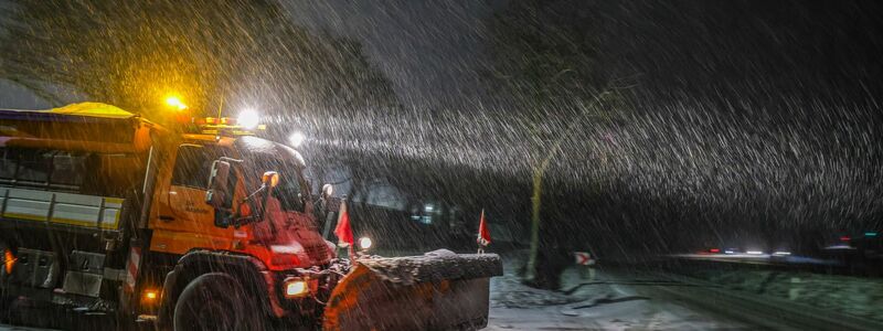 Der Winterdienst rückt an, hier im Kreis Herford (NRW). - Foto: Christoph Reichwein/dpa