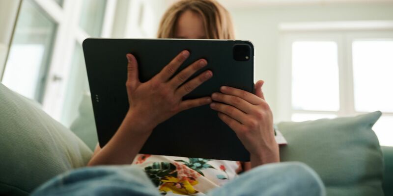 Laut einer Studie von 2023 sind etwa 680 000 junge Menschen in Deutschland süchtig nach Computerspielen und sozialen Medien (Symbolbild). - Foto: Annette Riedl/dpa