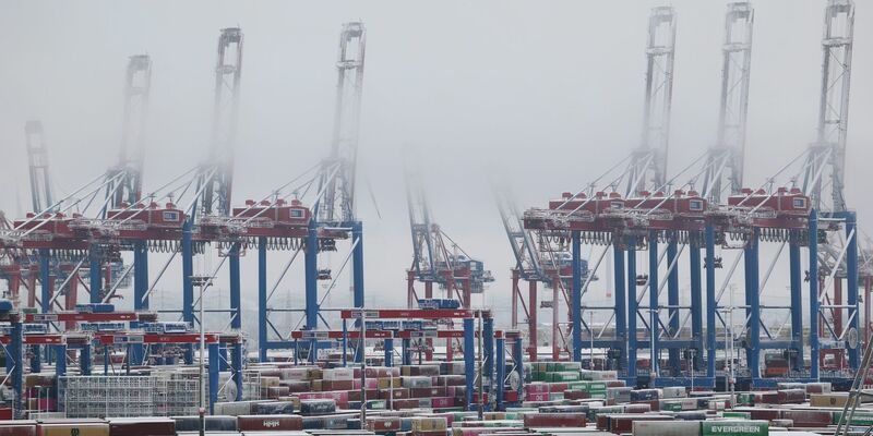 Die deutsche Konjunktur steckt in der Flaute, doch dieses Jahr soll es wieder aufwärtsgehen (Archivbild). - Foto: Christian Charisius/dpa