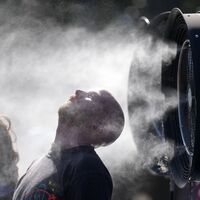 Die Behörden forderten die Menschen auf, sich immer wieder abzukühlen. - Foto: Dita Alangkara/AP/dpa