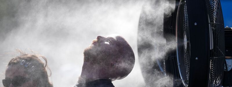 Die Behörden forderten die Menschen auf, sich immer wieder abzukühlen. - Foto: Dita Alangkara/AP/dpa