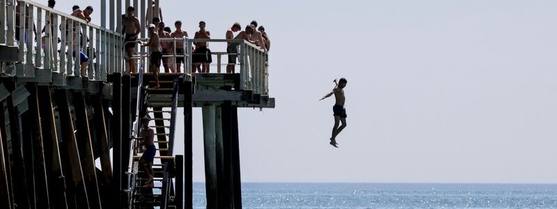Viele kühlten sich bei einem Bad im Meer ab. Weite Teile Australiens leiden unter extremer Hitze mit Temperaturen nahe 50 Grad.  - Foto: Matt Turner/AAP/dpa