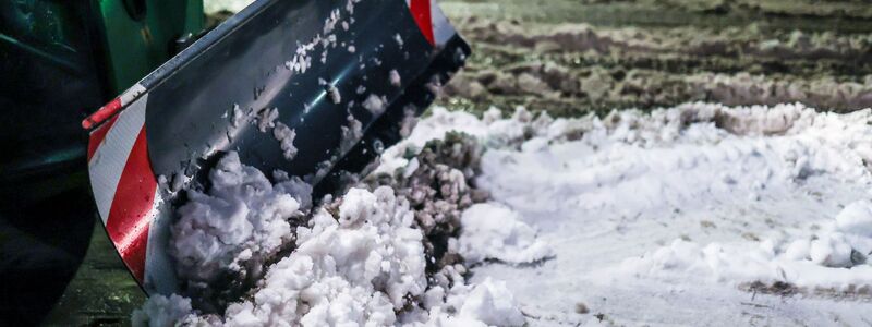 Schnee in Stuttgart wird geräumt. - Foto: Christoph Schmidt/dpa