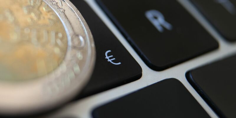 Die Euro-Währungshüter wollen mit einem digitalen Euro privaten Anbietern vor allem aus den USA ein europäisches Angebot entgegensetzen. (Symbolbild) - Foto: Karl-Josef Hildenbrand/dpa