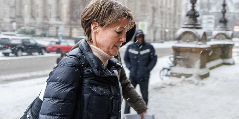 Christina Block auf dem Weg ins Gerichtsgebäude. - Foto: Markus Scholz/dpa