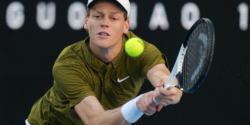 Jannik Sinner hatte im Achtelfinale von Melbourne keine Probleme. - Foto: Dar Yasin/AP/dpa