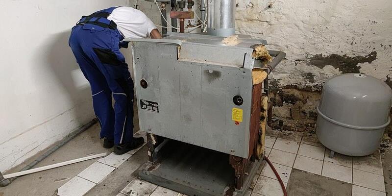 Ausbau einer alten Gasheizung (Archiv) - Foto: via dts Nachrichtenagentur