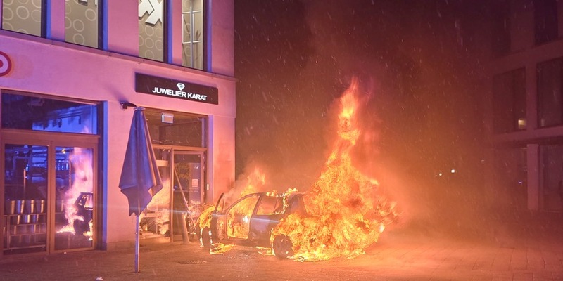 FW-DT: Brennender Pkw in der Innenstadt - Foto: presseportal.de