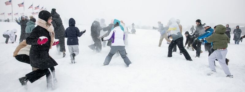 Das Extremwetter bringt auch Spaß, wie etwa bei einer ausgelassenen Schneeballschlacht in der US-Hauptstadt Washington.  - Foto: Mehmet Eser/ZUMA Press Wire/dpa
