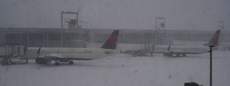 Viel ging am Wochenende nicht mehr an den US-Flughäfen: Bei starkem Schneefall, Sturm und Glätte blieben viele Maschinen am Boden. - Foto: Edna Leshowitz/ZUMA Press Wire/dpa
