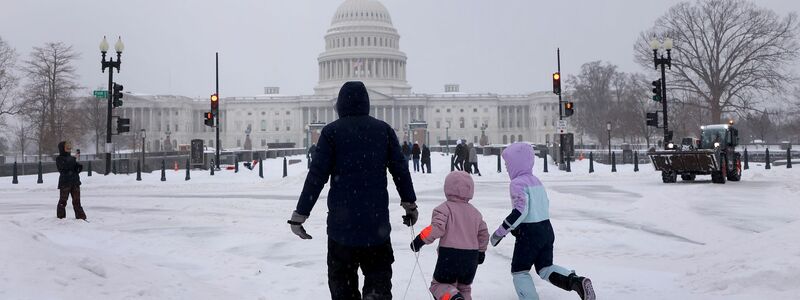 Der starke Schneefall sorgt vielerorts in den USA für Probleme, bringt aber auch seltene Freuden mit sich - wie etwa Schlittenfahren am Kapitol.  - Foto: Gent Shkullaku/ZUMA Press Wire/dpa