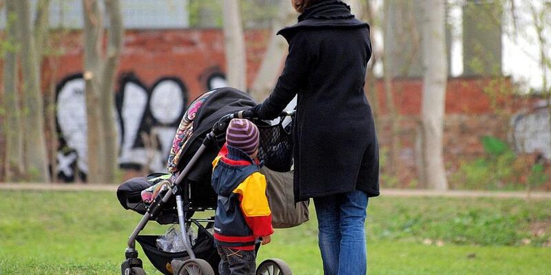 Mutter mit Kinderwagen (Archiv) - Foto: via dts Nachrichtenagentur