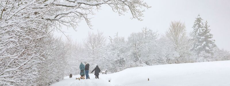 In Bayern genießen Spaziergänger das Winterwetter. - Foto: Daniel Löb/dpa