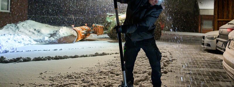Schneeschaufeln an vielen Orten, hier in Ebstorf in Niedersachen. - Foto: Philipp Schulze/dpa