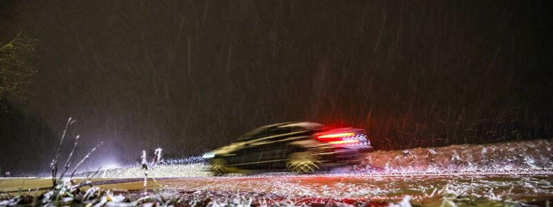 Vorsichtiges Fahren empfohlen. Mancherorts war es sehr glatt am Morgen. - Foto: Christoph Reichwein/dpa