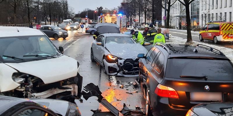 FW-M: Medizinischer Notfall mündet in Verkehrsunfall (Schwabing) - Foto: presseportal.de