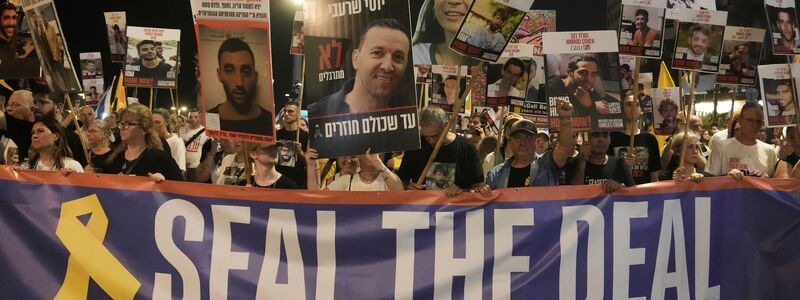 Für die Freilassung und Übergabe aller Geiseln waren monatelang Tausende Israelis auf die Straßen gegangen. (Archivbild) - Foto: Mahmoud Illean/AP/dpa