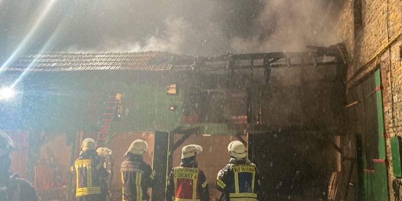 POL-HX: Scheune in Brakel-Riesel gerät in Brand - Foto: presseportal.de