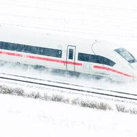  Eingefrorene Weichen waren zum Beispiel in Niedersachsen ein großes Problem. - Foto: Julian Stratenschulte/dpa
