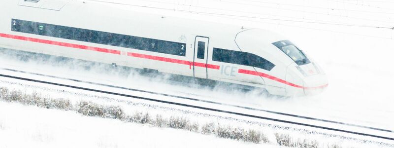  Eingefrorene Weichen waren zum Beispiel in Niedersachsen ein großes Problem. - Foto: Julian Stratenschulte/dpa