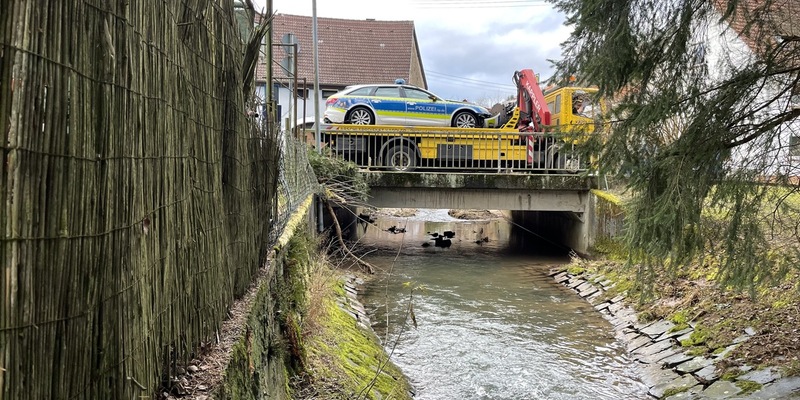 POL-PPWP: Einsatzwagen landet im Bachbett - Foto: presseportal.de