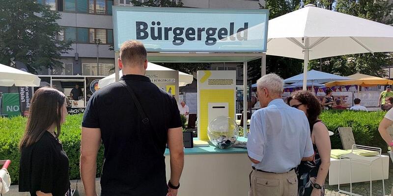 Passanten an einem Bürgergeld-Infostand (Archiv) - Foto: via dts Nachrichtenagentur