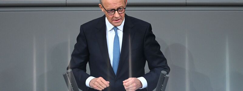 Bundeskanzler Friedrich Merz kündigte im Bundestag eine große Sozialstaatsreform an. (Archivfoto) - Foto: Elisa Schu/dpa
