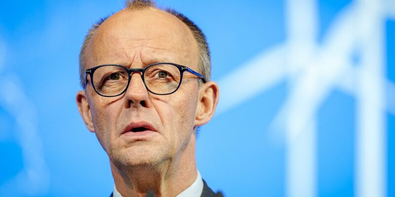 Bundeskanzler Friedrich Merz (CDU) ist besorgt über das Maß an Gewaltanwendung in den USA. - Foto: Kay Nietfeld/dpa