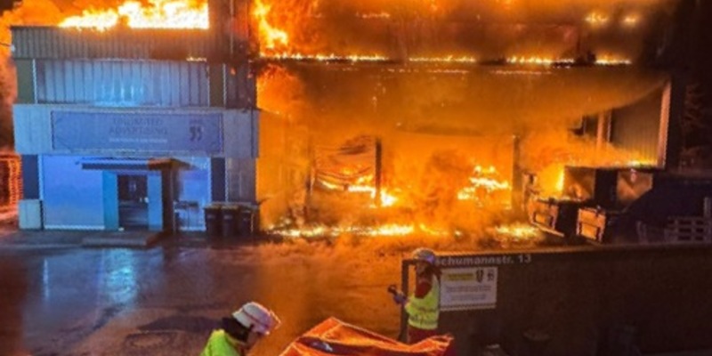 FW Minden: Großbrand einer Lagerhalle beschäftigt die Feuerwehr zwei Tage - Foto: presseportal.de