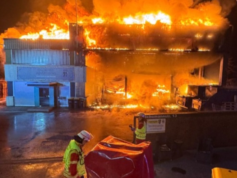 FW Minden: Großbrand einer Lagerhalle beschäftigt die Feuerwehr zwei Tage - Foto: presseportal.de
