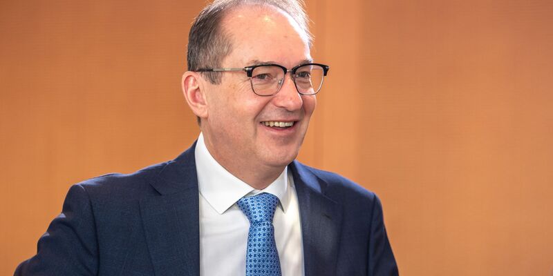 Dobrindt will den Verfassungsschutz ausbauen - auch über den reinen Nachrichtendienst hinaus. (Archivbild) - Foto: Michael Kappeler/dpa