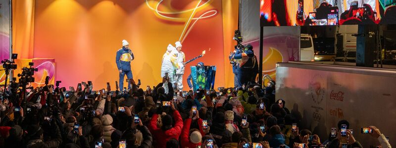 Das olympische Feuer ist in Cortina angekommen. - Foto: Thomas Gaspari Bandion/IPA via ZUMA Press/dpa