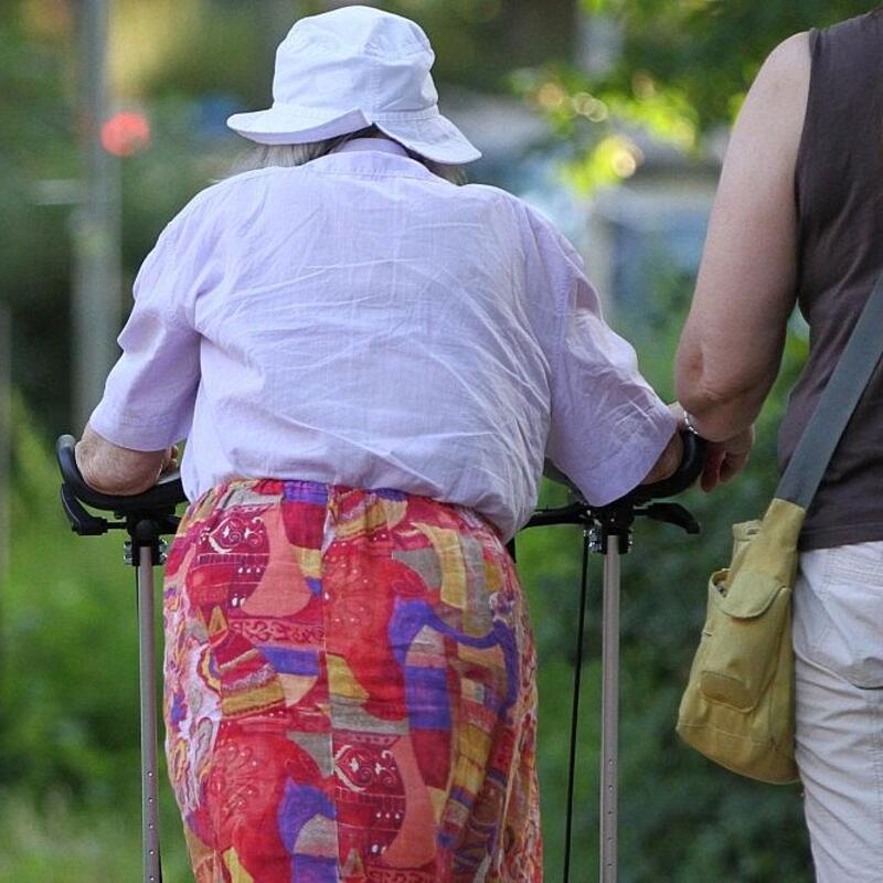Seniorin mit Helferin (Archiv) - Foto: via dts Nachrichtenagentur