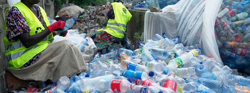 Die Studie kontriert sich auf die negativen Gesundheitsbelastungen im Zuge des Plastik-Lebenszyklus - es gibt aber auch positive Aspekte. (Archivbild) - Foto: Sunday Alamba/AP/dpa