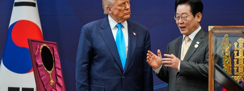 Trump und Südkoreas Präsident Lee waren sich voriges Jahr einig geworden in Sachen Zölle. (Archivbild) - Foto: Mark Schiefelbein/AP/dpa