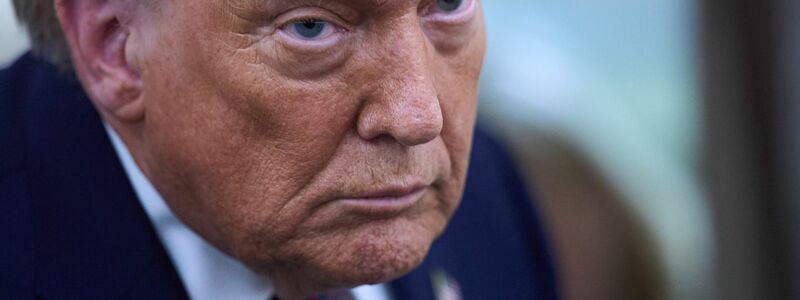 Die USA haben nach Worten Trumps eine «Armada» nahe dem Iran stationiert. (Archivbild) - Foto: Evan Vucci/AP/dpa