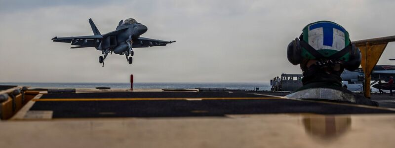 Mit dem Flugzeugträger USS Abraham Lincoln hat Trump zusätzliche Offensiv- und Defensivmöglichkeiten. (Archivbild) - Foto: Seaman Daniel Kimmelman/US Navy/AP/dpa