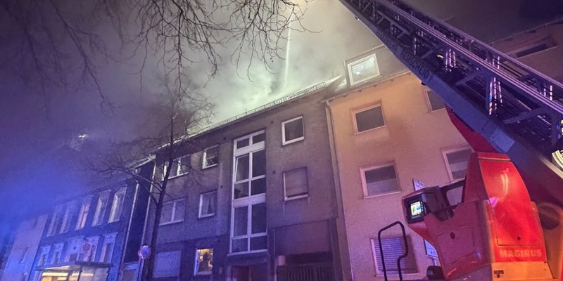 FW-RS: Dachstuhlbrand in einem Mehrfamilienhaus - Foto: presseportal.de