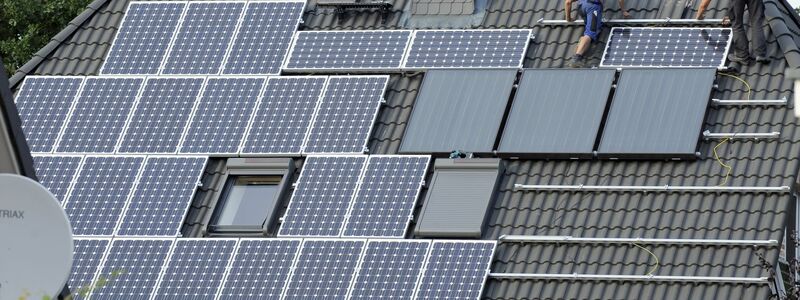 2025 sind nur noch etwas mehr als halb so viele neue Photovoltaikanlagen auf Dächern installiert worden, wie 2023. (Symbolbild) - Foto: Rainer Jensen/dpa