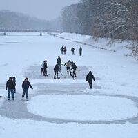 Die schönen Seiten des Winters: Schlittschuhlaufen in Leipzig.  - Foto: David Hammersen/dpa