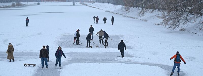 Die schönen Seiten des Winters: Schlittschuhlaufen in Leipzig.  - Foto: David Hammersen/dpa