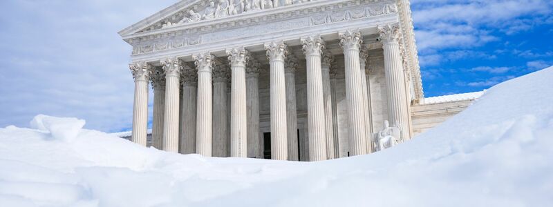 Menschen kämpfen in den USA mit Schneemassen und Kälte. - Foto: Mariam Zuhaib/AP/dpa