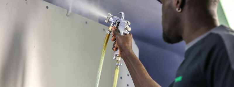 Ein Beschäftigrer aus Gambia in einer Firma in Deutschland. (Archivbild) - Foto: Jan Woitas/dpa