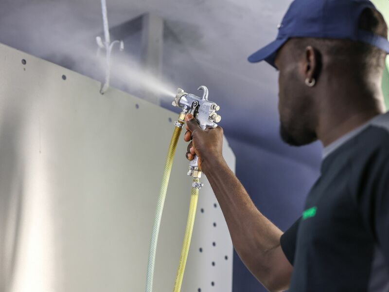 Ein Beschäftigrer aus Gambia in einer Firma in Deutschland. (Archivbild) - Foto: Jan Woitas/dpa