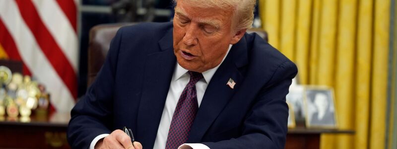 Gleich am ersten Tag als Präsident veranlasste Donald Trump den erneuten Ausstieg der USA aus dem Pariser Klimaabkommen. - Foto: Evan Vucci/AP/dpa