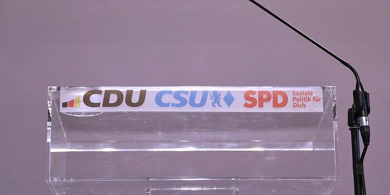 Rednerpult mit den Logos von CDU, CSU und SPD (Archiv) - Foto: via dts Nachrichtenagentur
